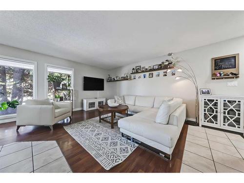 415 Midridge Drive Se, Calgary, AB - Indoor Photo Showing Living Room