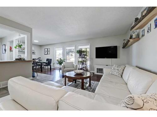 415 Midridge Drive Se, Calgary, AB - Indoor Photo Showing Living Room