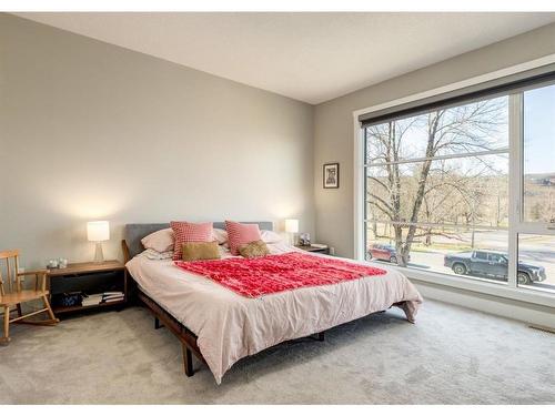 5232 Bowness Road Nw, Calgary, AB - Indoor Photo Showing Bedroom