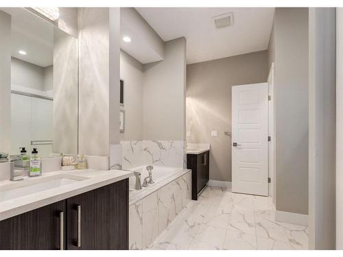 5232 Bowness Road Nw, Calgary, AB - Indoor Photo Showing Bathroom