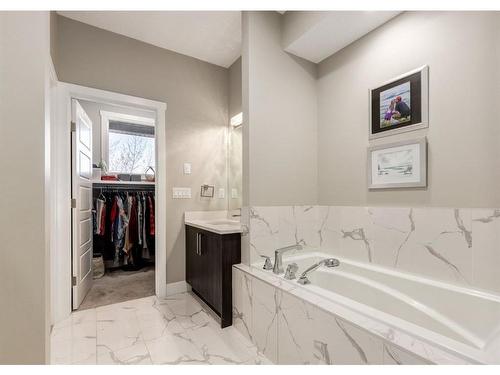 5232 Bowness Road Nw, Calgary, AB - Indoor Photo Showing Bathroom