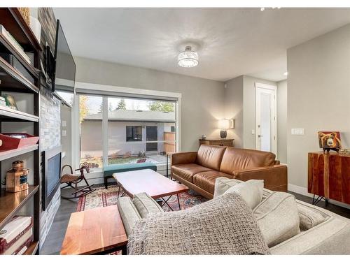 5232 Bowness Road Nw, Calgary, AB - Indoor Photo Showing Living Room