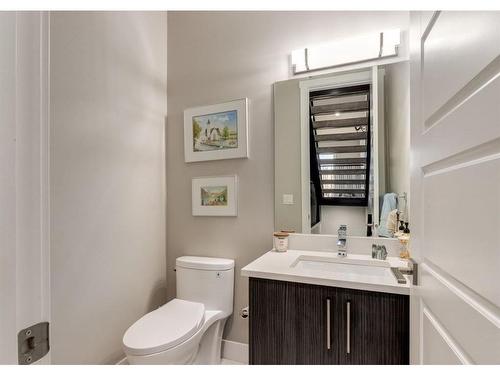 5232 Bowness Road Nw, Calgary, AB - Indoor Photo Showing Bathroom