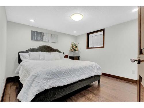 2231 Sumac Road Nw, Calgary, AB - Indoor Photo Showing Bedroom