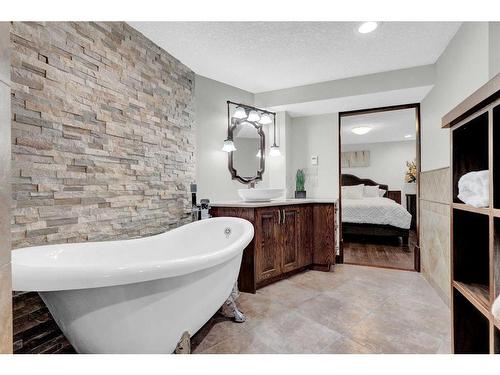 2231 Sumac Road Nw, Calgary, AB - Indoor Photo Showing Bathroom