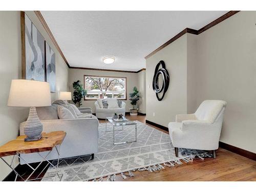 2231 Sumac Road Nw, Calgary, AB - Indoor Photo Showing Living Room