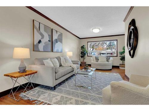 2231 Sumac Road Nw, Calgary, AB - Indoor Photo Showing Living Room