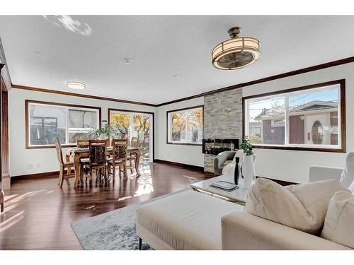 2231 Sumac Road Nw, Calgary, AB - Indoor Photo Showing Living Room