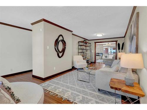 2231 Sumac Road Nw, Calgary, AB - Indoor Photo Showing Living Room