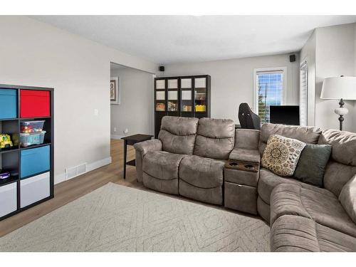 162 Rockyspring Circle Nw, Calgary, AB - Indoor Photo Showing Living Room