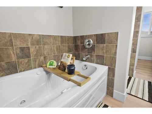 162 Rockyspring Circle Nw, Calgary, AB - Indoor Photo Showing Bathroom