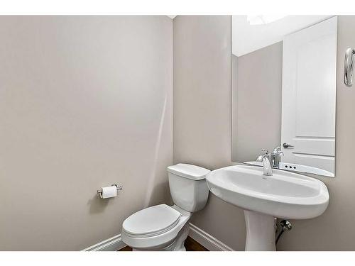 226 Quarry Park Boulevard Se, Calgary, AB - Indoor Photo Showing Bathroom