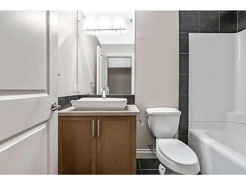 226 Quarry Park Boulevard Se, Calgary, AB - Indoor Photo Showing Bathroom