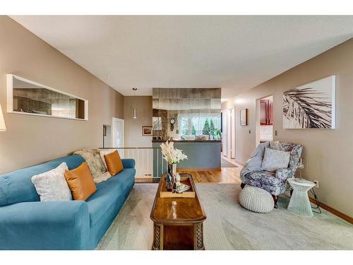 8 Dovercroft Place Se, Calgary, AB - Indoor Photo Showing Living Room