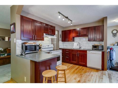 8 Dovercroft Place Se, Calgary, AB - Indoor Photo Showing Kitchen