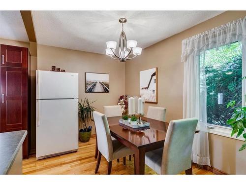 8 Dovercroft Place Se, Calgary, AB - Indoor Photo Showing Dining Room