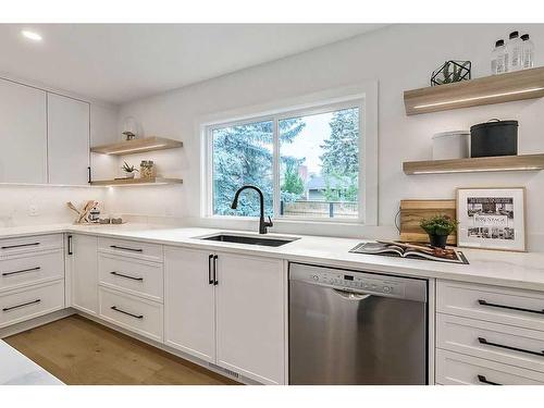 404 Canterbury Place Sw, Calgary, AB - Indoor Photo Showing Kitchen With Upgraded Kitchen