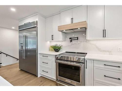 404 Canterbury Place Sw, Calgary, AB - Indoor Photo Showing Kitchen With Upgraded Kitchen