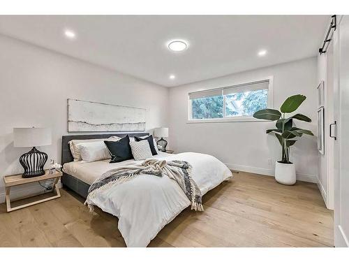 404 Canterbury Place Sw, Calgary, AB - Indoor Photo Showing Bedroom