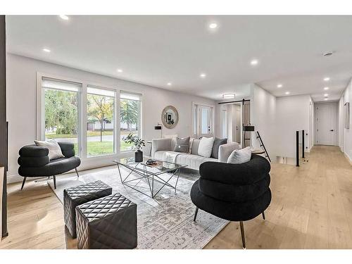 404 Canterbury Place Sw, Calgary, AB - Indoor Photo Showing Living Room