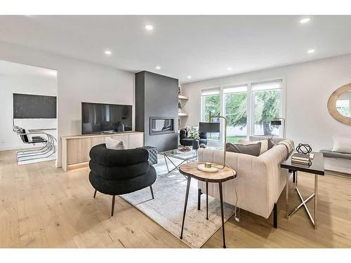 404 Canterbury Place Sw, Calgary, AB - Indoor Photo Showing Living Room