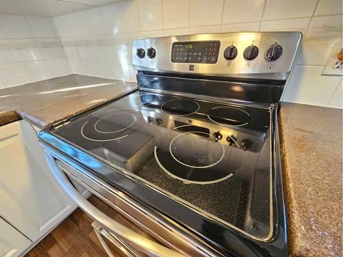 Unit #1-26 Quigley Drive, Cochrane, AB - Indoor Photo Showing Kitchen