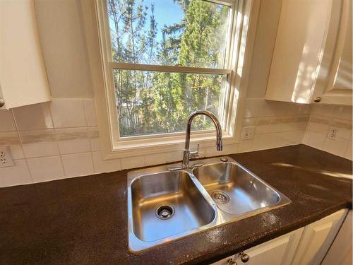 Unit #1-26 Quigley Drive, Cochrane, AB - Indoor Photo Showing Kitchen With Double Sink