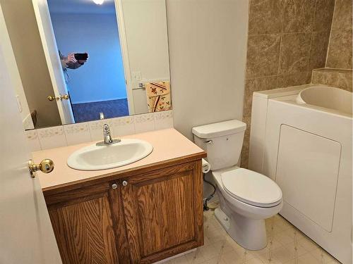 Unit #1-26 Quigley Drive, Cochrane, AB - Indoor Photo Showing Bathroom