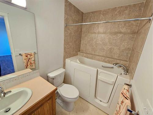 Unit #1-26 Quigley Drive, Cochrane, AB - Indoor Photo Showing Bathroom