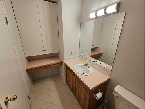 Unit #1-26 Quigley Drive, Cochrane, AB - Indoor Photo Showing Bathroom