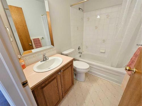 Unit #1-26 Quigley Drive, Cochrane, AB - Indoor Photo Showing Bathroom