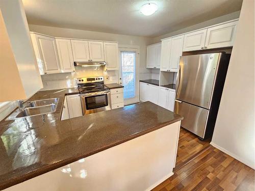 Unit #1-26 Quigley Drive, Cochrane, AB - Indoor Photo Showing Kitchen With Double Sink