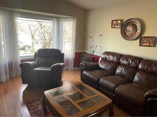 497 Hawkstone Drive Nw, Calgary, AB - Indoor Photo Showing Living Room