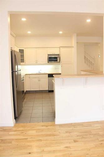 24-164 Rundle Drive, Canmore, AB - Indoor Photo Showing Kitchen