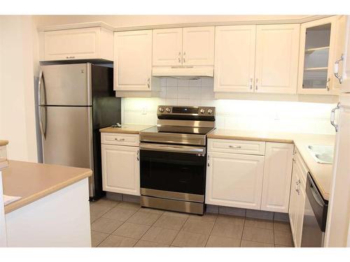 24-164 Rundle Drive, Canmore, AB - Indoor Photo Showing Kitchen