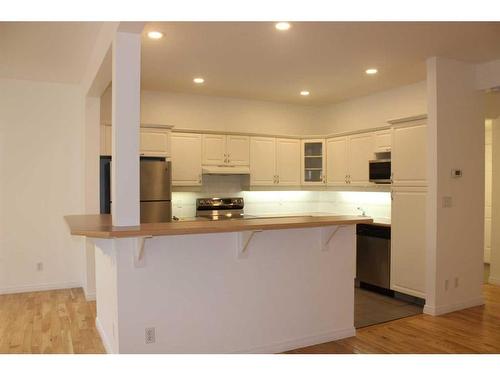 24-164 Rundle Drive, Canmore, AB - Indoor Photo Showing Kitchen