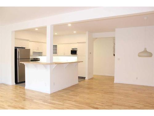 24-164 Rundle Drive, Canmore, AB - Indoor Photo Showing Kitchen