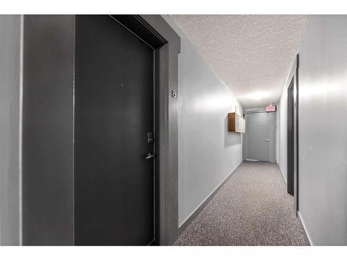 8-2902 17 Avenue Sw, Calgary, AB - Indoor Photo Showing Other Room