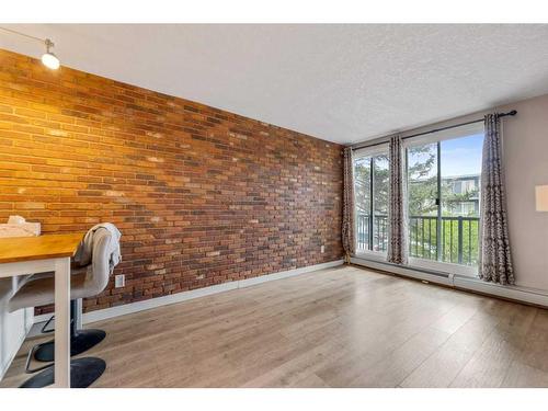 8-2902 17 Avenue Sw, Calgary, AB - Indoor