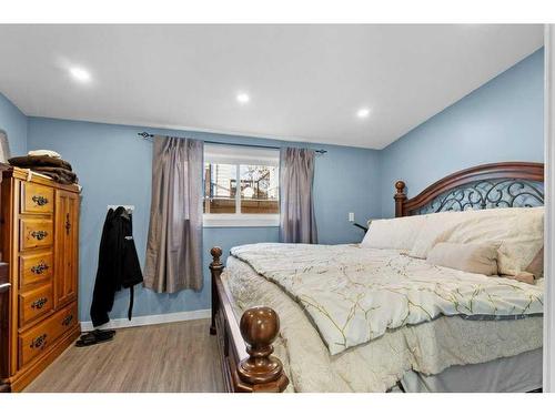 627 11 Avenue, Carstairs, AB - Indoor Photo Showing Bedroom