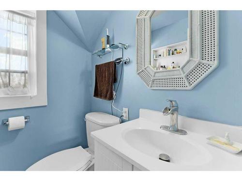 627 11 Avenue, Carstairs, AB - Indoor Photo Showing Bathroom