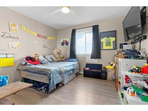 627 11 Avenue, Carstairs, AB - Indoor Photo Showing Bedroom