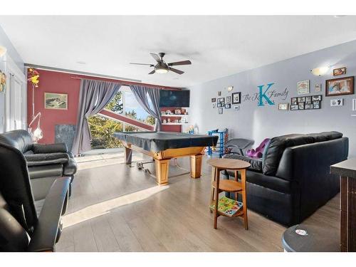 627 11 Avenue, Carstairs, AB - Indoor Photo Showing Living Room