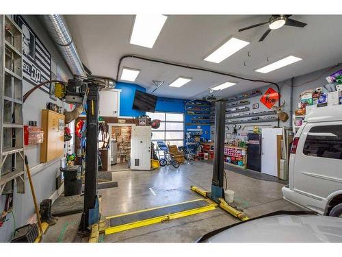 627 11 Avenue, Carstairs, AB - Indoor Photo Showing Garage