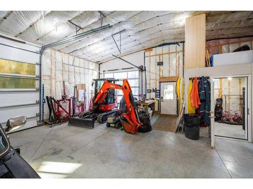 627 11 Avenue, Carstairs, AB - Indoor Photo Showing Garage