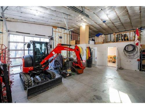 627 11 Avenue, Carstairs, AB - Indoor Photo Showing Garage