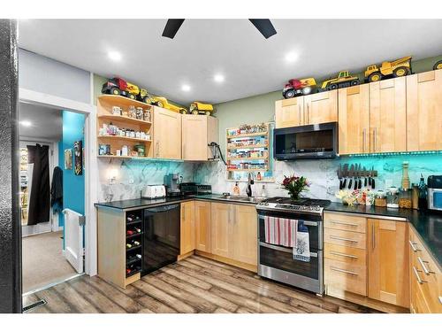 627 11 Avenue, Carstairs, AB - Indoor Photo Showing Kitchen