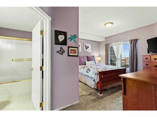 427-8535 Bonaventure Drive Se, Calgary, AB - Indoor Photo Showing Bedroom