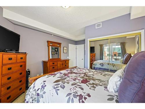 427-8535 Bonaventure Drive Se, Calgary, AB - Indoor Photo Showing Bedroom