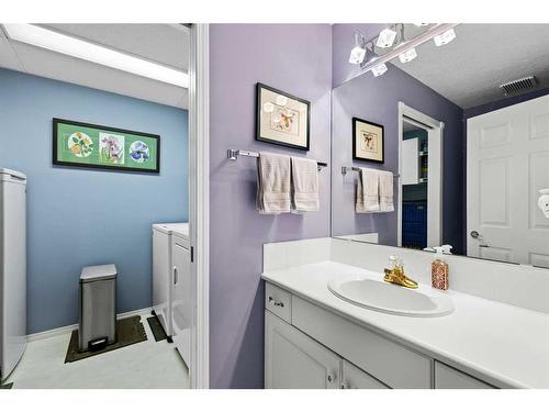 427-8535 Bonaventure Drive Se, Calgary, AB - Indoor Photo Showing Bathroom